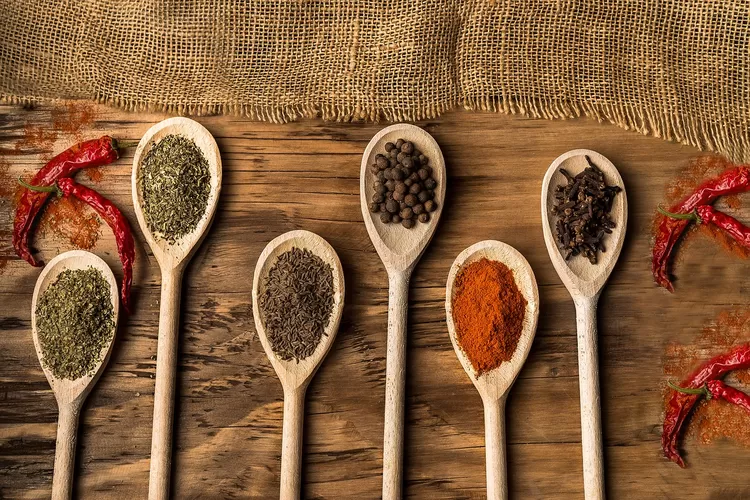 Rempah-rempah pernah jadi alasan perang dan penjajahan. Simak kisah sejarah rempah-rempah yang membentuk perdagangan dunia dan kuliner global.