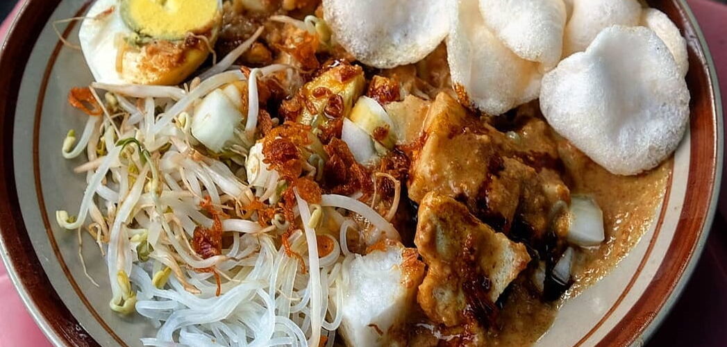 Ketoprak Jakarta dan Kenikmatan Bumbu Kacangnya